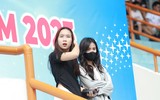 Những cổ động viên xinh đẹp trên khán đài sân Tây Hồ