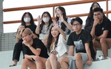 Những cổ động viên xinh đẹp trên khán đài sân Tây Hồ