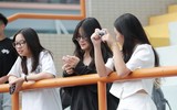 Những cổ động viên xinh đẹp trên khán đài sân Tây Hồ