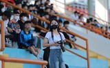Những cổ động viên xinh đẹp trên khán đài sân Tây Hồ