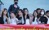 Những cổ động viên xinh đẹp trên khán đài sân Tây Hồ