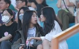 Những cổ động viên xinh đẹp trên khán đài sân Tây Hồ