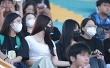 Những cổ động viên xinh đẹp trên khán đài sân Tây Hồ