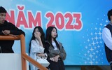 Những cổ động viên xinh đẹp trên khán đài sân Tây Hồ