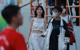 Những cổ động viên xinh đẹp trên khán đài sân Tây Hồ
