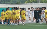 Chùm ảnh loạt trận 8h30 sáng 12-11