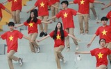 Cổ động viên THPT Lê Văn Thiêm 'phủ đỏ' khán đài sân Tây Hồ