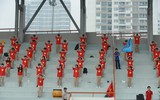 Cổ động viên THPT Lê Văn Thiêm 'phủ đỏ' khán đài sân Tây Hồ