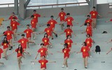 Cổ động viên THPT Lê Văn Thiêm 'phủ đỏ' khán đài sân Tây Hồ