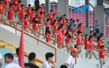 Cổ động viên THPT Lê Văn Thiêm 'phủ đỏ' khán đài sân Tây Hồ