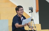 Cổ động viên THPT Lê Văn Thiêm 'phủ đỏ' khán đài sân Tây Hồ