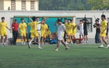 Cổ động viên THPT Lê Văn Thiêm 'phủ đỏ' khán đài sân Tây Hồ