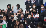 Cổ động viên THPT Ngô Gia Tự - Hà Đông mở hội trên khán đài mừng vé đi tiếp