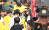 Những fan nữ 'đốn tim' khán giả ở vòng đấu bảng