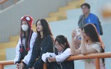 Những fan nữ 'đốn tim' khán giả ở vòng đấu bảng