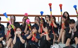 Những fan nữ 'đốn tim' khán giả ở vòng đấu bảng