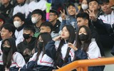 Những fan nữ 'đốn tim' khán giả ở vòng đấu bảng