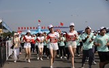 Hoa hậu Đỗ Thị Hà, Thanh Thủy khoe sải chân dài trên đường chạy Phú Yên