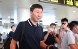 HLV Kim Sang-sik liên tục cúi chào khi đặt chân đến Việt Nam