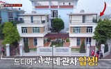 HLV Kim Sang-sik liên tục cúi chào khi đặt chân đến Việt Nam