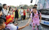 Hình ảnh HLV Kim Sang-sik lần đầu 'quần thảo' trên sân tập cùng tuyển Việt Nam