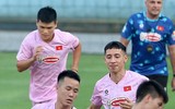 Hình ảnh HLV Kim Sang-sik lần đầu 'quần thảo' trên sân tập cùng tuyển Việt Nam