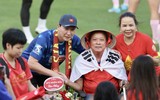 Hình ảnh HLV Kim Sang-sik lần đầu 'quần thảo' trên sân tập cùng tuyển Việt Nam