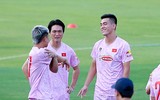 Hình ảnh HLV Kim Sang-sik lần đầu 'quần thảo' trên sân tập cùng tuyển Việt Nam