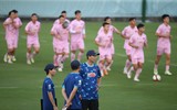 Hình ảnh HLV Kim Sang-sik lần đầu 'quần thảo' trên sân tập cùng tuyển Việt Nam