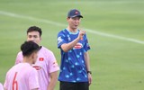 Hình ảnh HLV Kim Sang-sik lần đầu 'quần thảo' trên sân tập cùng tuyển Việt Nam
