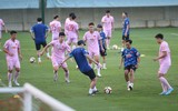 Hình ảnh HLV Kim Sang-sik lần đầu 'quần thảo' trên sân tập cùng tuyển Việt Nam