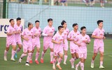 Hình ảnh HLV Kim Sang-sik lần đầu 'quần thảo' trên sân tập cùng tuyển Việt Nam