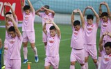 Hình ảnh HLV Kim Sang-sik lần đầu 'quần thảo' trên sân tập cùng tuyển Việt Nam
