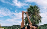Ngắm cô giáo sexy dạy yoga cho các tuyển thủ Anh
