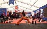 Ngắm cô giáo sexy dạy yoga cho các tuyển thủ Anh