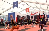 Ngắm cô giáo sexy dạy yoga cho các tuyển thủ Anh