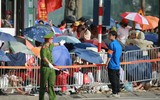 Người dân phấn khích khi chiến sĩ Cảnh sát 'thả tim' trên xe diễu hành