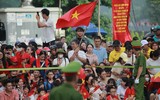 Người dân phấn khích khi chiến sĩ Cảnh sát 'thả tim' trên xe diễu hành