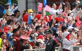 Người dân phấn khích khi chiến sĩ Cảnh sát 'thả tim' trên xe diễu hành