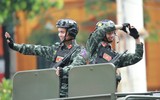 Người dân phấn khích khi chiến sĩ Cảnh sát 'thả tim' trên xe diễu hành