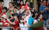 Người dân phấn khích khi chiến sĩ Cảnh sát 'thả tim' trên xe diễu hành