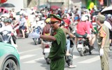Người dân phấn khích khi chiến sĩ Cảnh sát 'thả tim' trên xe diễu hành