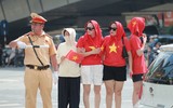 Người dân phấn khích khi chiến sĩ Cảnh sát 'thả tim' trên xe diễu hành