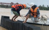 Xem tận mắt cán bộ thủy văn vất vả dầm mình trong nước lũ đỏ ngầu “đo mưa, đong lũ”
