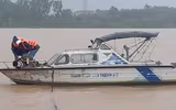 Xem tận mắt cán bộ thủy văn vất vả dầm mình trong nước lũ đỏ ngầu “đo mưa, đong lũ”