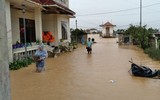 Xem tận mắt cán bộ thủy văn vất vả dầm mình trong nước lũ đỏ ngầu “đo mưa, đong lũ”