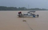 Xem tận mắt cán bộ thủy văn vất vả dầm mình trong nước lũ đỏ ngầu “đo mưa, đong lũ”