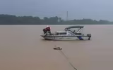 Xem tận mắt cán bộ thủy văn vất vả dầm mình trong nước lũ đỏ ngầu “đo mưa, đong lũ”