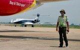 Nhân viên sân bay Nội Bài phơi mình giữa sàn bê tông trong cái nóng 56 độ C 