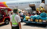 Nhân viên sân bay Nội Bài phơi mình giữa sàn bê tông trong cái nóng 56 độ C 